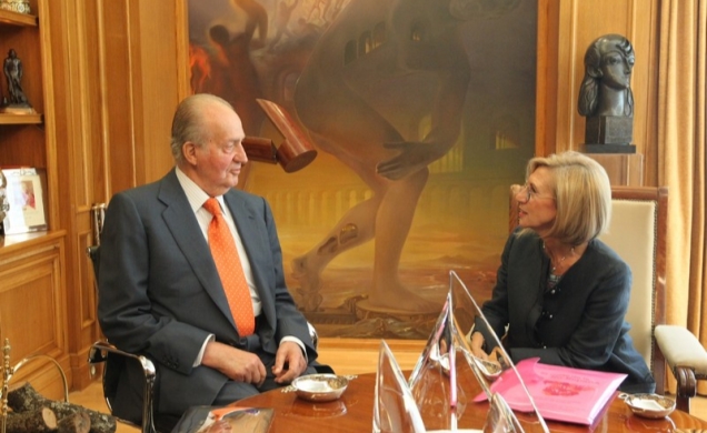 Su Majestad el Rey conversa con Rosa Díez González, portavoz de Unión, Progreso y Democracia, en el transcurso del encuentro que Don Juan Carlos mantu